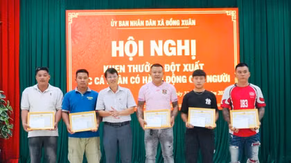 Khen thưởng 5 người dũng cảm cứu nạn thiếu niên bấu víu bụi tre giữa dòng sông