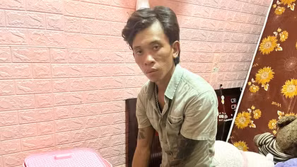  Bắt đối tượng cất giấu hai khẩu súng ngắn trong ô tô để… bắn chim (!?)