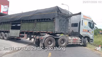 Xử lý tài xế đầu kéo gây ùn tắc giao thông trên quốc lộ 29