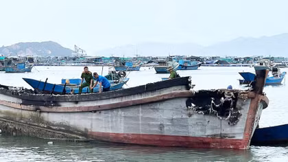 Điều tra vụ cháy tàu cá neo đậu ven vịnh Cam Ranh