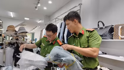 Tạm giữ lô hàng gắn nhãn mác giả mạo thương hiệu trị giá tiền tỷ 