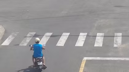 Đắk Lắk: Hàng trăm xe máy chạy sai làn đường 