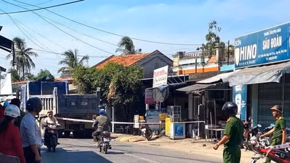 Tai nạn giữa ô tô tải ben với xe máy khiến hai mẹ con thương vong 