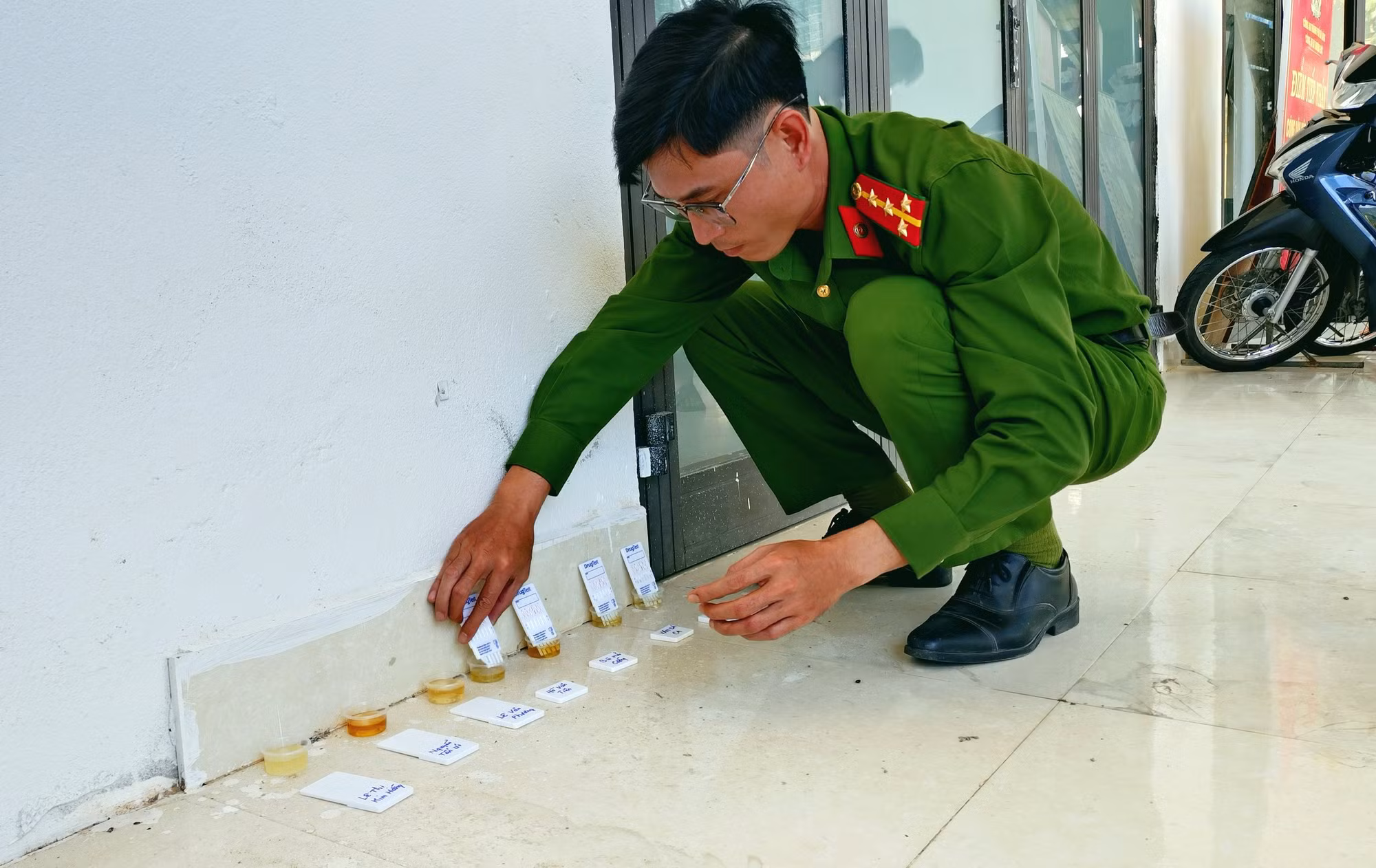 Cán bộ Công an xã Thượng Đức test ma túy thông qua mẫu nước tiểu của các đối tượng trên địa bàn xã