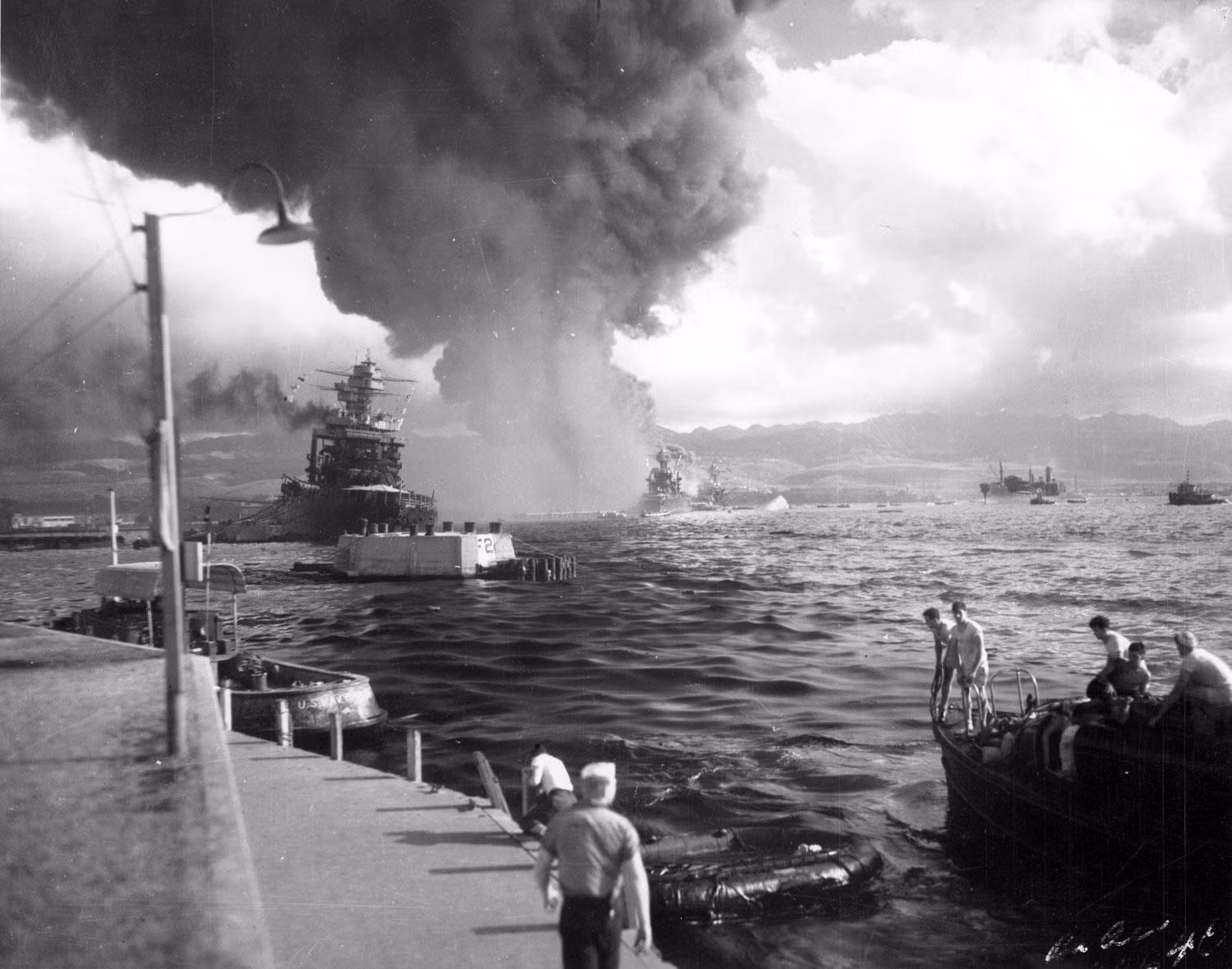 Tàu USS Arizona bốc cháy tại Trân Châu Cảng (7/12/1941). Nguồn: U.S. National Archives
