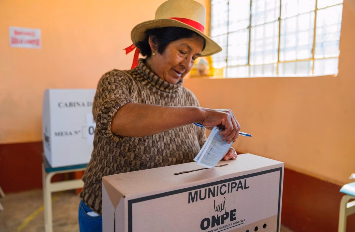 Cử tri Peru bỏ phiếu trong cuộc bầu cử tổng thống hồi tháng 6. Ảnh: Latin America 21