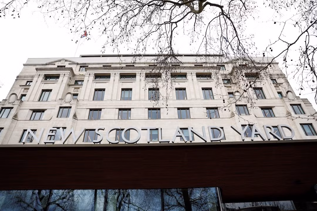 Bên ngoài New Scotland Yard, trụ sở cảnh sát London, cơ quan tiến hành cuộc điều tra. Ảnh: Reuters