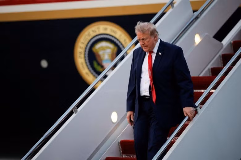 Tổng thống Donald Trump tuyên bố Iran sẽ phải trả giá cho cái chết của các binh sĩ Mỹ. Ảnh: Evan Vucci/Reuters