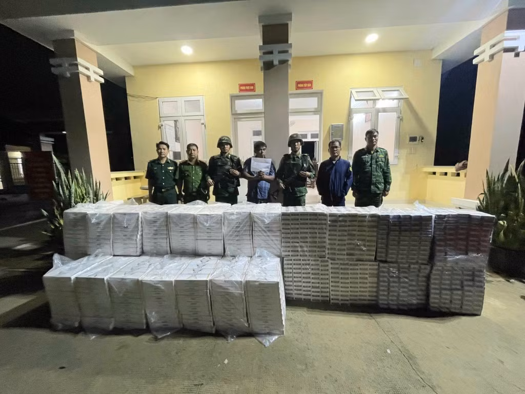 Bắt quả tang lái xe Trần Văn Nhựt vận chuyển trái phép 15.500 bao thuốc lá ngoại nhập lậu
