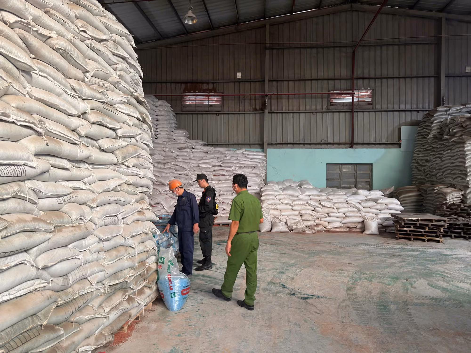 Kiểm tra nơi sản xuất hàng giả của Công ty TNHH Phân bón Hưng Điền Cửu Long