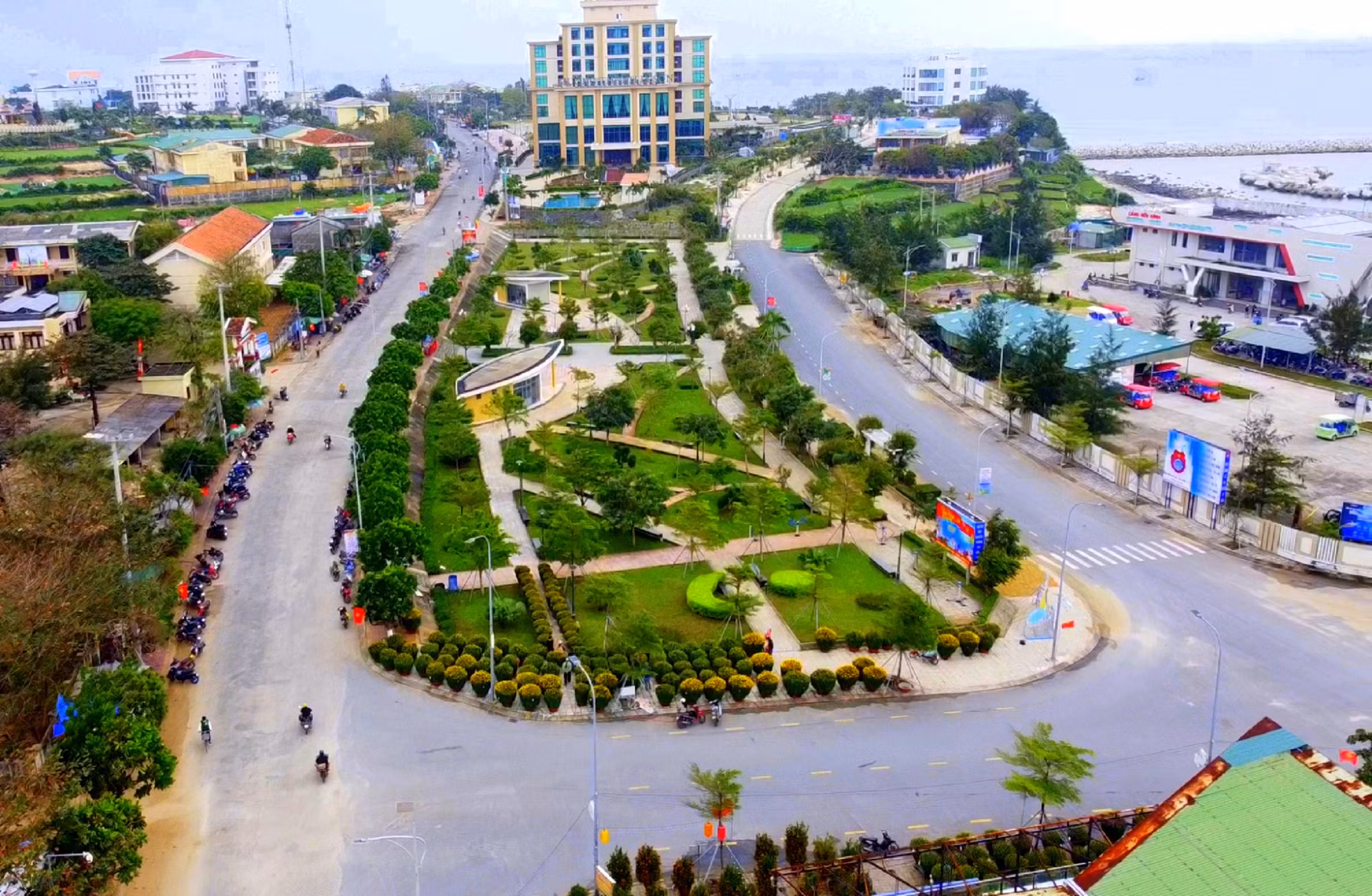 Những năm qua, Lý Sơn đã vươn mình, phát triển với dáng vóc và diện mạo mới, mang lại những thành tựu to lớn ở nhiều lĩnh vực