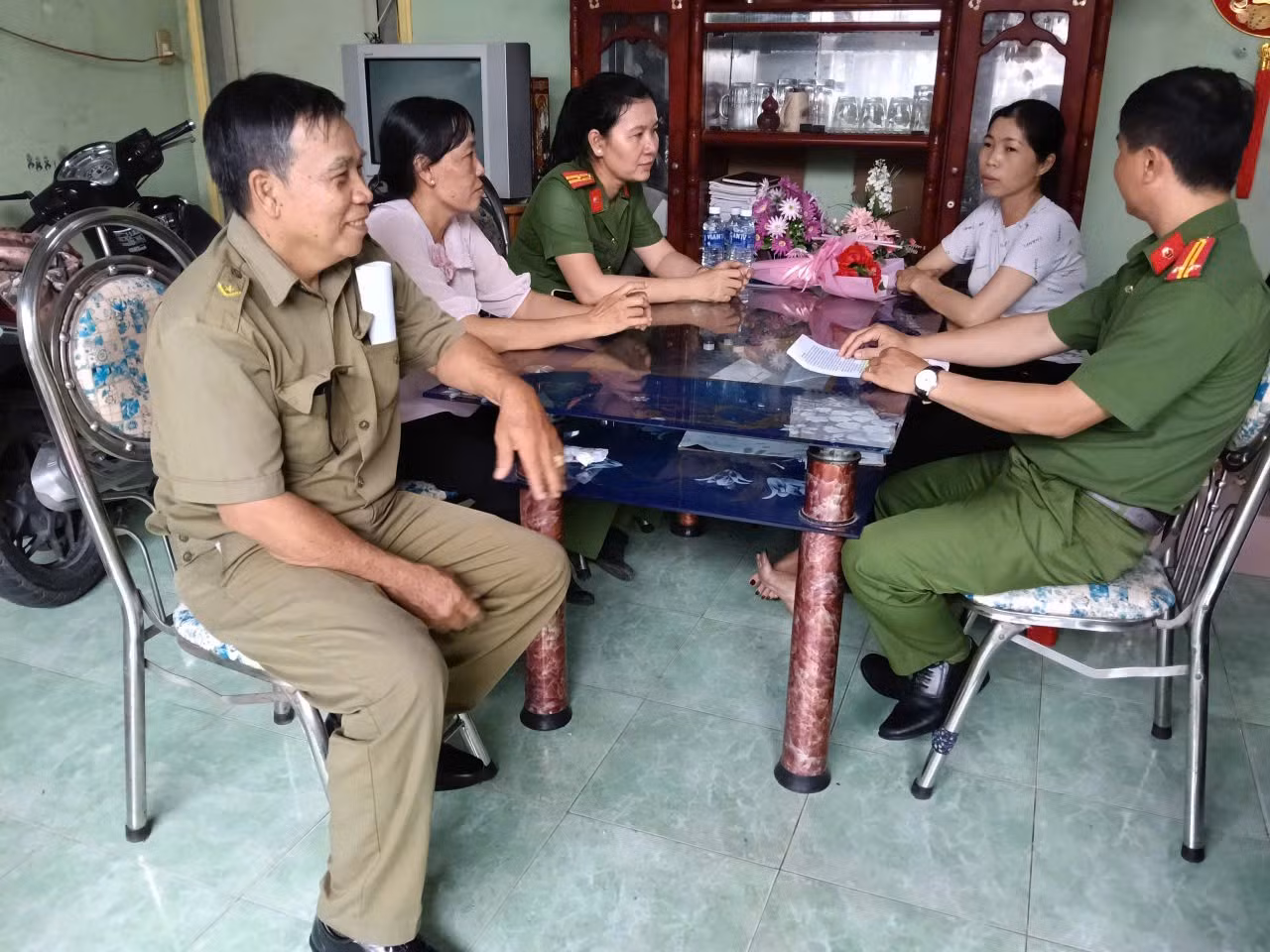 Cán bộ Công an và chính quyền địa phương động viên, tạo điều kiện cho người được đặc xá, chấp hành xong án phạt tù có cơ hội vay vốn làm ăn