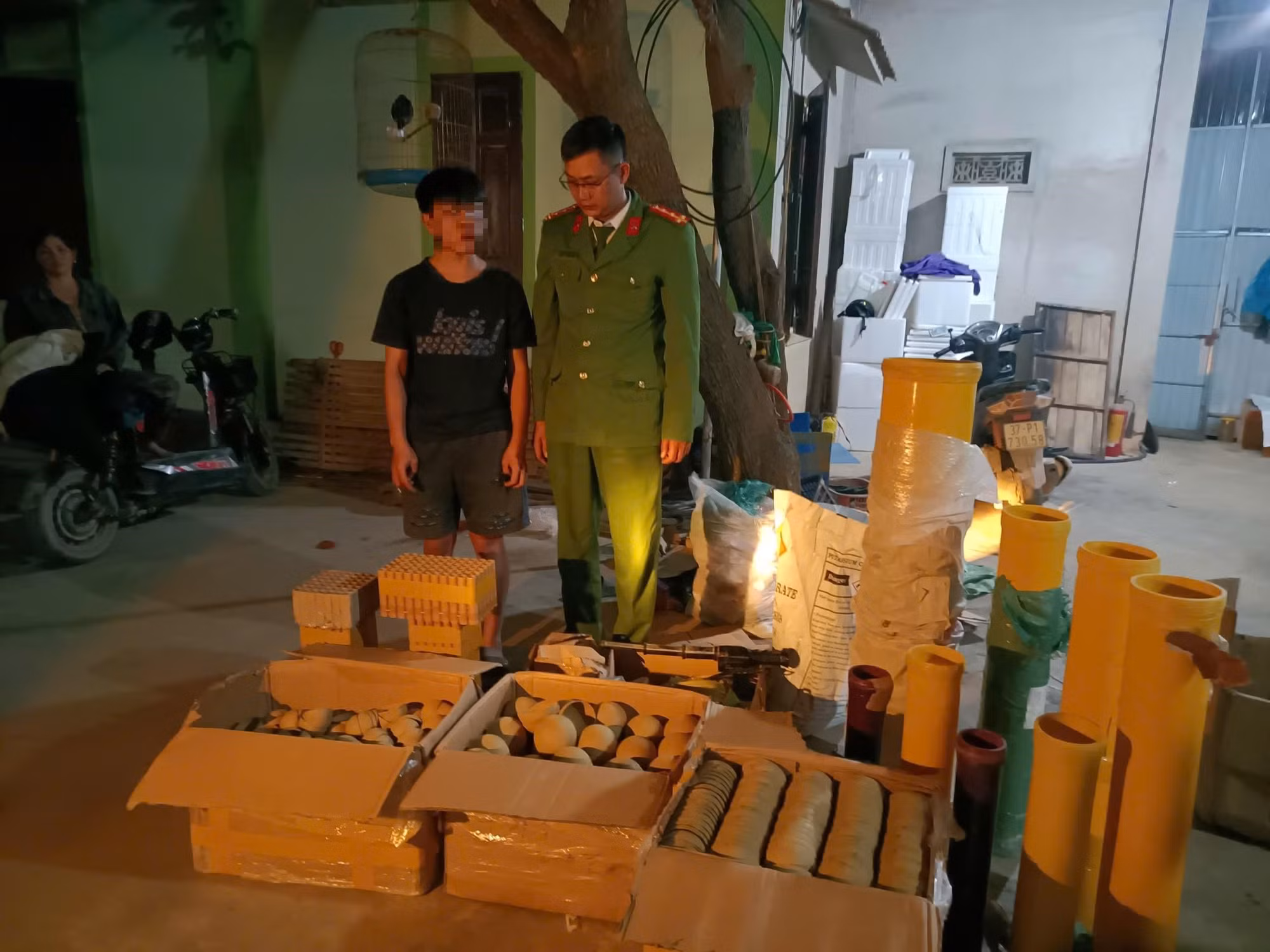 Phòng Cảnh sát quản lý hành chính về trật tự xã hội phối hợp Công an xã Vân Tụ vận động đối tượng giao nộp 103 kg nguyên vật liệu dùng để chế tạo pháo nổ
