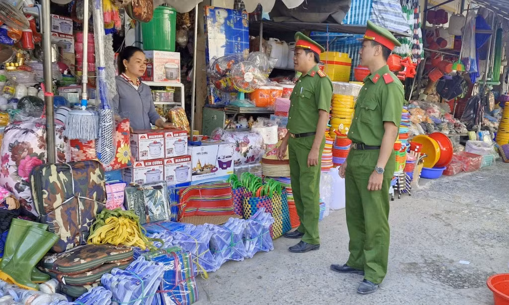 Vận động bà con tiểu thương cam kết không chứa chấp hàng lậu, không tiếp tay cho đối tượng buôn lậu
