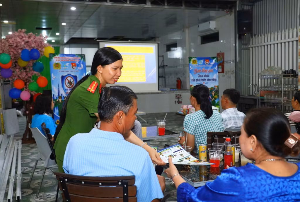 Phát tờ rơi tuyên truyền phong trào Toàn dân bảo vệ an ninh Tổ quốc đến tận tay người dân vùng sâu