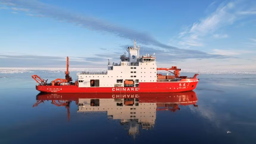 Tàu phá băng Xuelong 2 của Trung Quốc nghiên cứu khoa học tại Bắc Cực, năm 2025. Ảnh: Liu Shipping/Xinhua/Getty Images