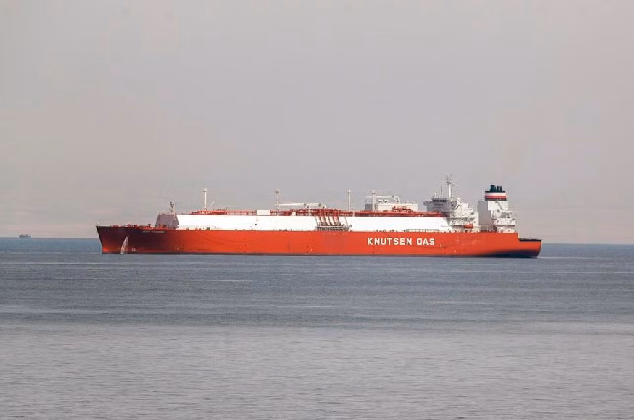 Tàu chở dầu đi qua Biển Đỏ, gần kênh Suez. Ảnh: Xinhua