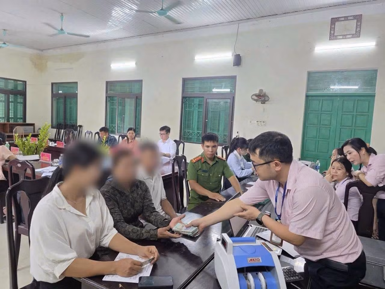 Công an phối hợp với Ngân hàng Chính sách xã hội cho người được đặc xá, chấp hành xong án phạt tù vay vốn