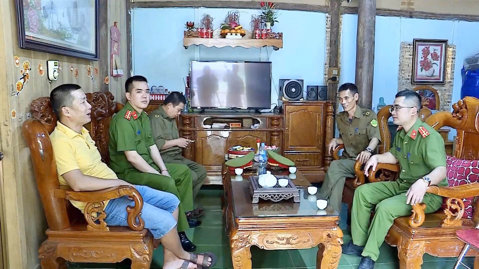 Cán bộ công an tỉnh Tuyên Quang gặp gỡ người được đặc xá