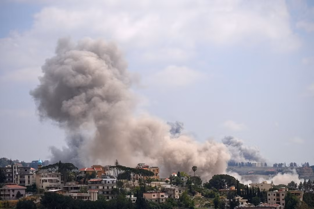 Khói bốc lên bầu trời Lebanon sau một cuộc tấn công của Israel, bất chấp thỏa thuận ngừng bắn. Ảnh: Reuters