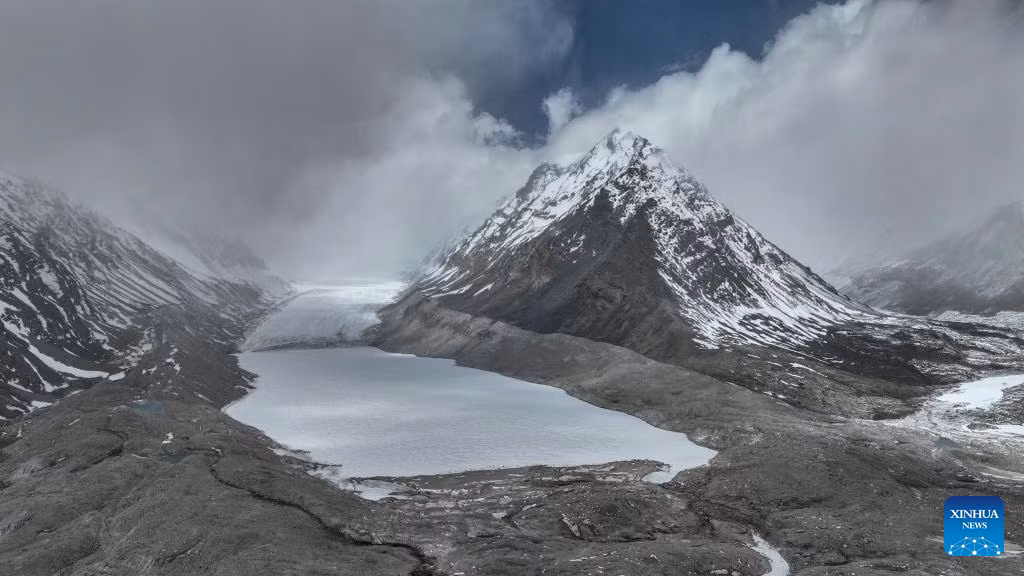 Sông băng, nguồn nước của sông Yarlung Zangbo. Ảnh: Xinhua