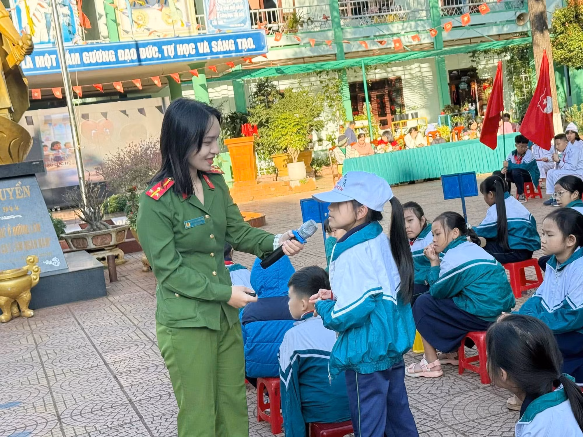 Thượng úy Thiên Thư tuyên truyền pháp luật cho học sinh