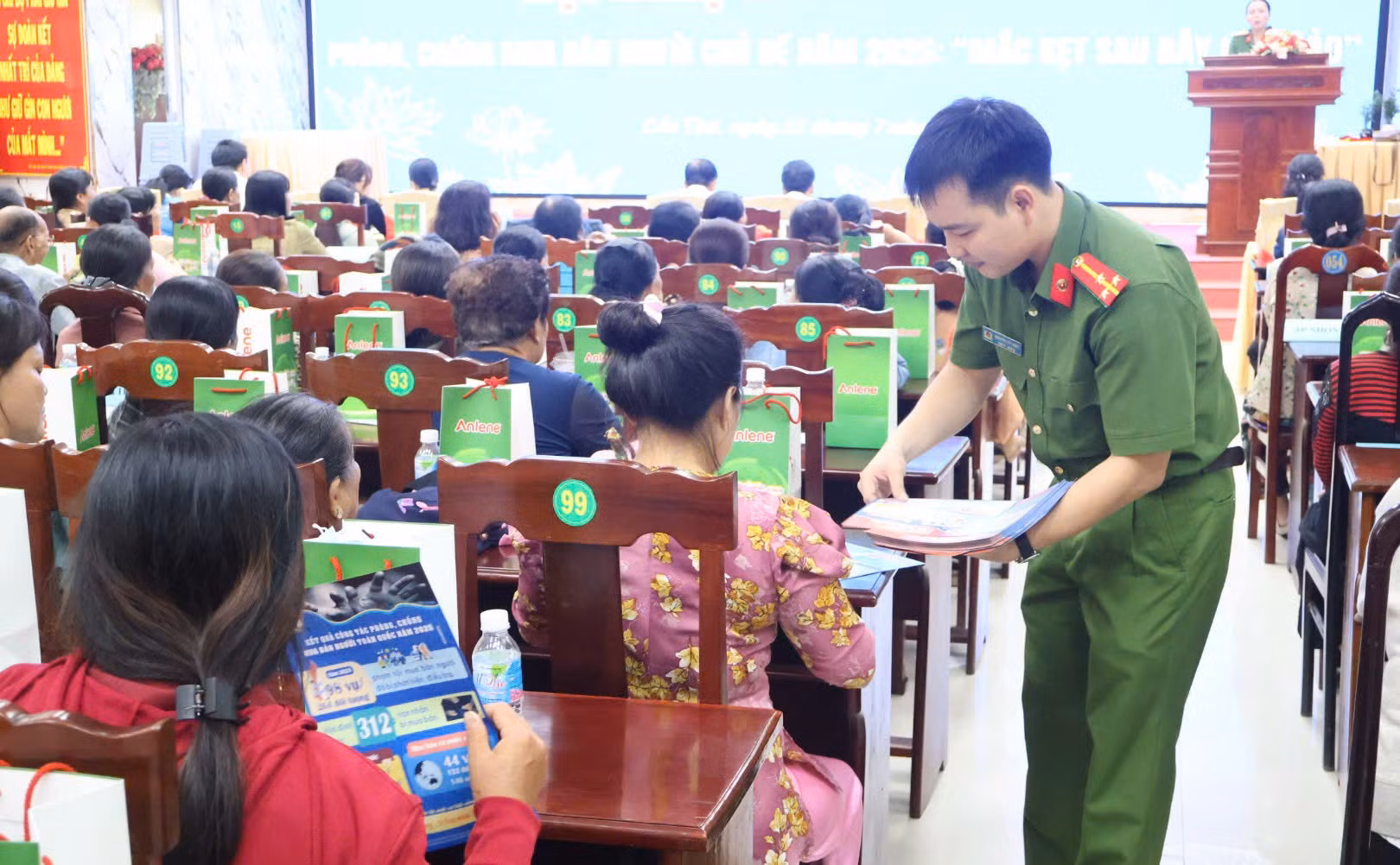 Cán bộ Phòng Cảnh sát hình sự Công an TP Cần Thơ tuyên truyền đến người dân cảnh giác với tội phạm mua bán người