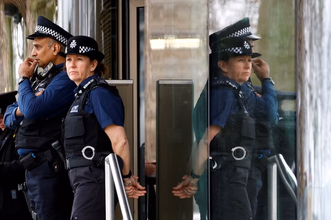 Các sĩ quan cảnh sát bên ngoài New Scotland Yard, trụ sở cảnh sát London. Ảnh: Reuters