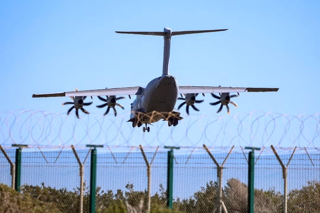 Máy bay quân sự Airbus A400M của Anh tiếp cận căn cứ không quân RAF Akrotiri tại Síp. Ảnh: Reuters