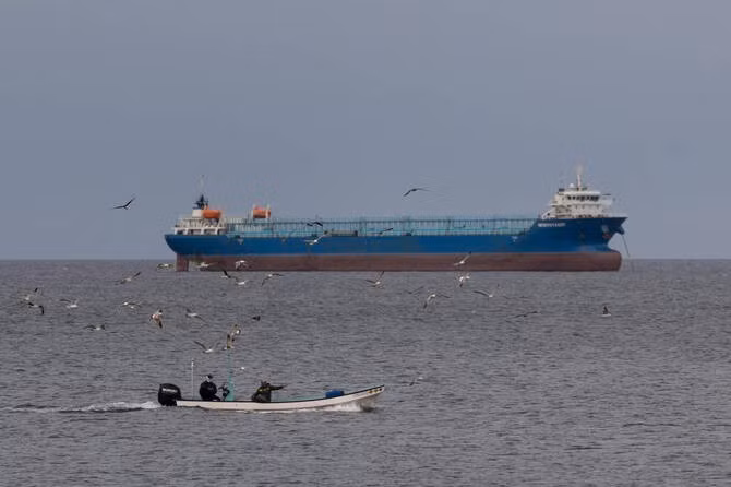 Tàu thuyền sẽ được tự do đi qua eo biển Hormuz từ ngày 19/6. Ảnh: Reuters