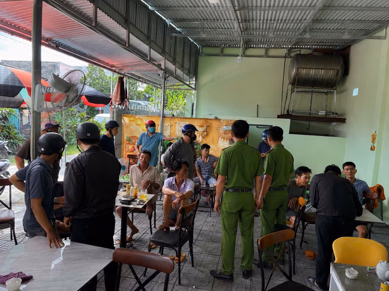 Công an phường Long Hoa bắt nhóm cá độ bóng đá tại quán cà phê trên đường Nguyễn Văn Linh