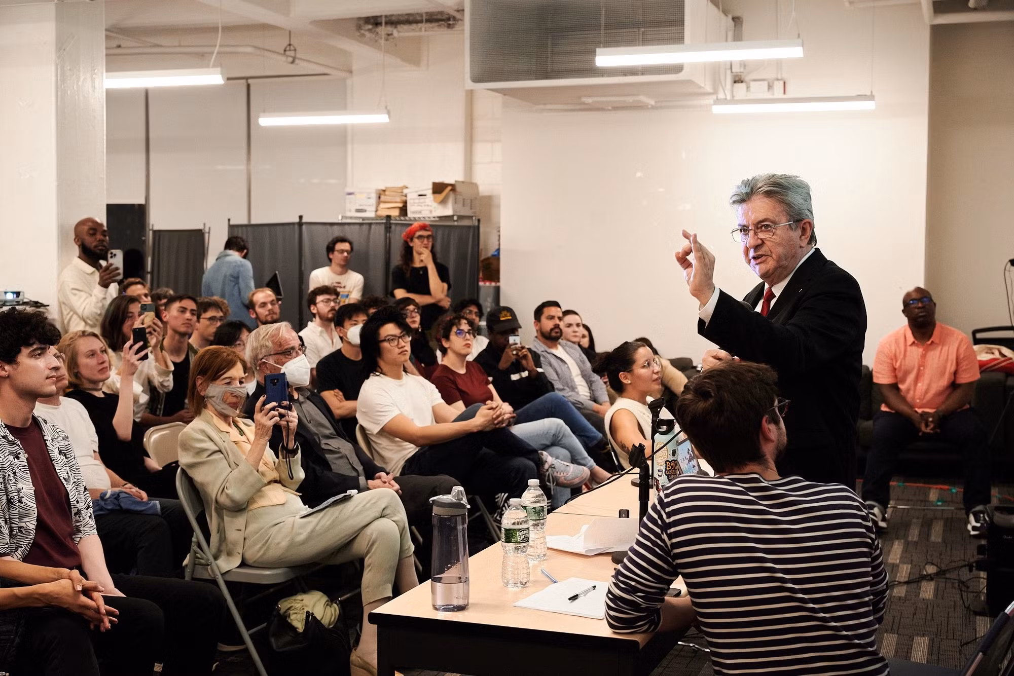 Các cuộc thăm dò dư luận cho thấy, ông Jean-Luc Melenchon đang thu hút các cử tri trẻ