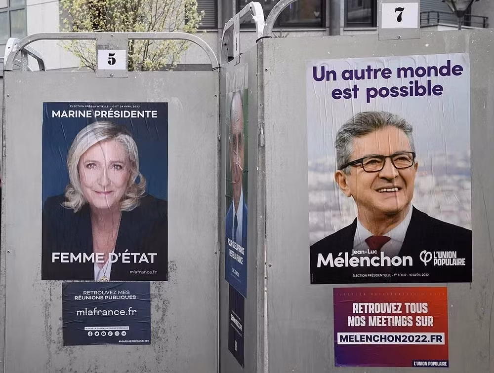Áp-phích vận động tranh cử của ứng viên cực hữu Marine Le Pen và ứng viên cánh tả Jean-Luc Melenchon