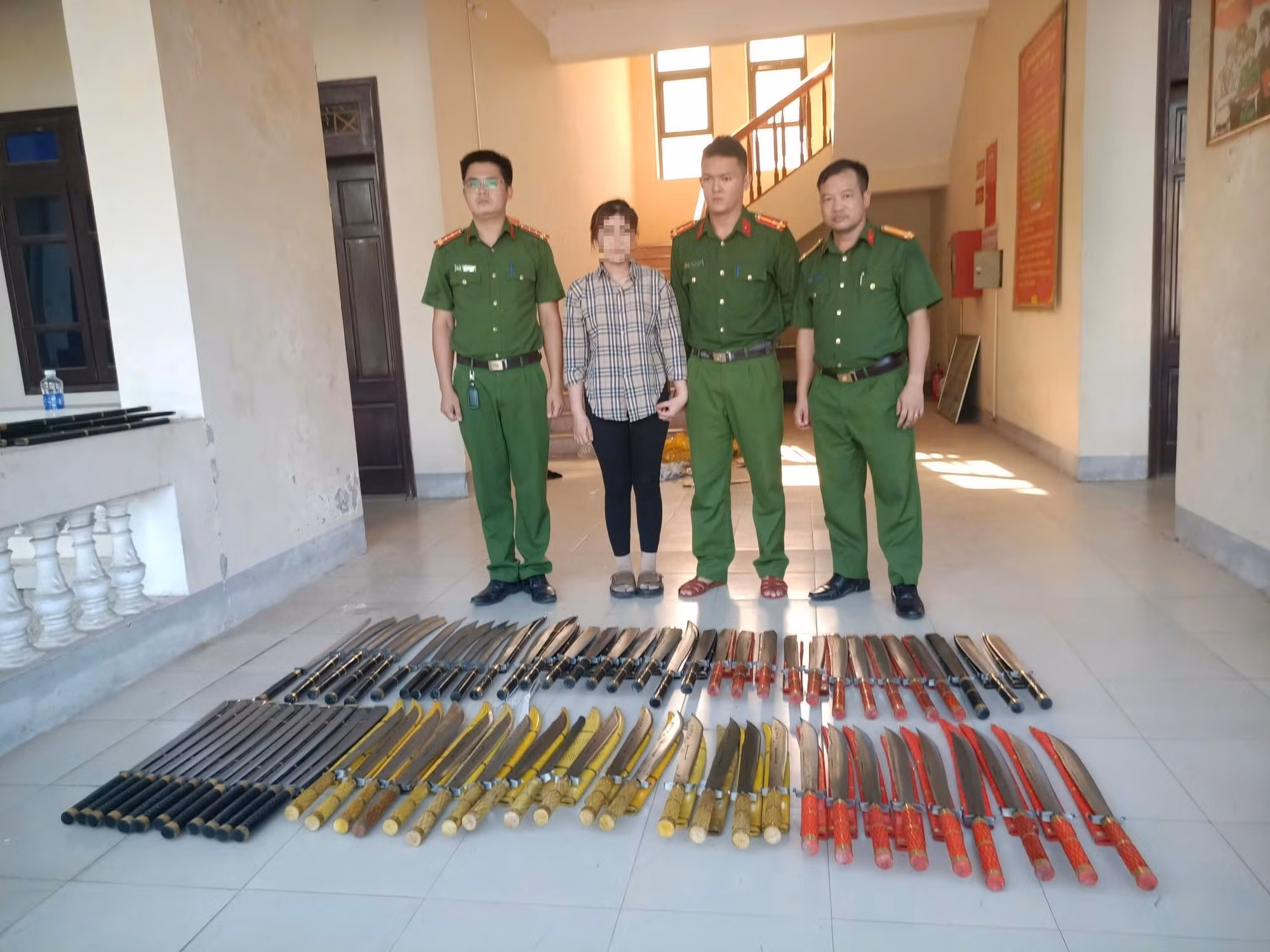 Phòng Cảnh sát quản lý hành chính về trật tự xã hội phối hợp Công an xã Anh Sơn, Công an xã Vĩnh Tường bắt giữ đối tượng, thu 70 dao, kiếm