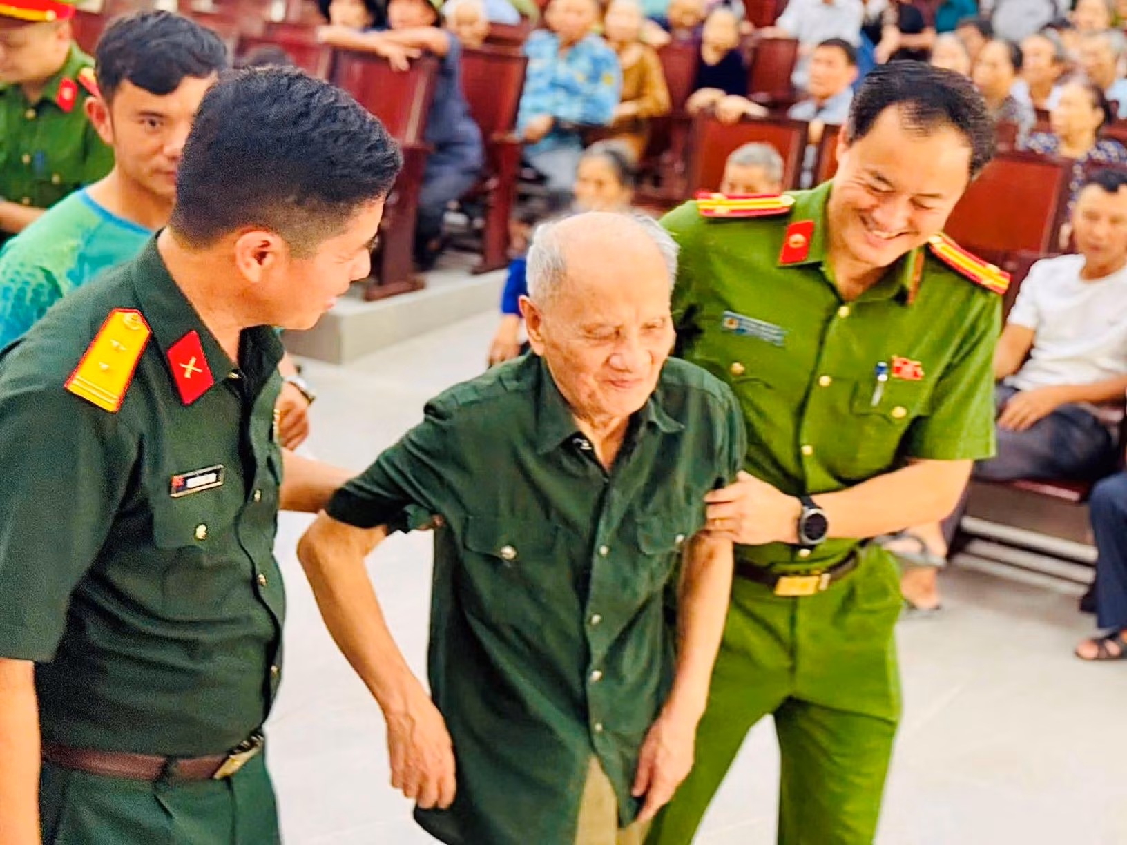 Cán bộ, chiến sĩ công an, quân đội hỗ trợ thân nhân liệt sĩ tại các điểm lấy mẫu ADN tập trung