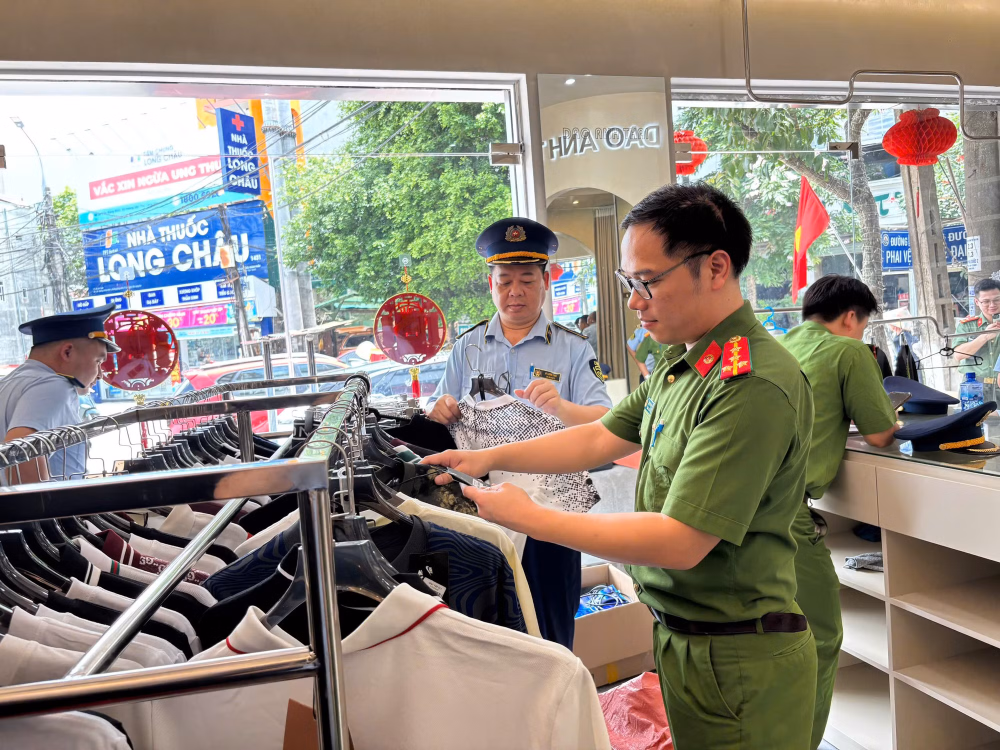 Lực lượng chức năng kiểm tra hàng hóa