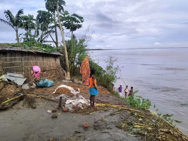 Lũ trên sông Brahmaputra tại bang Assam, Ấn Độ. Ảnh: ANI
