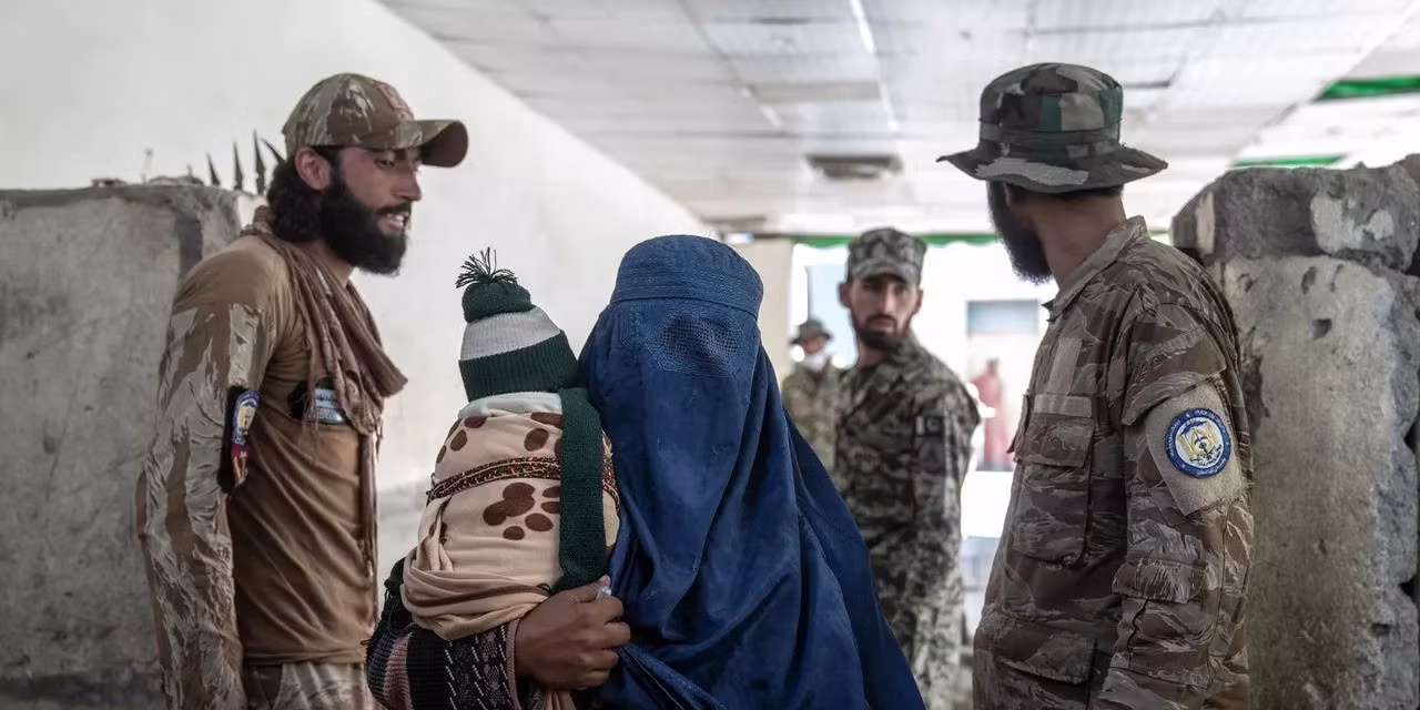 Một phụ nữ Afghanistan giữa vòng vây cảnh sát