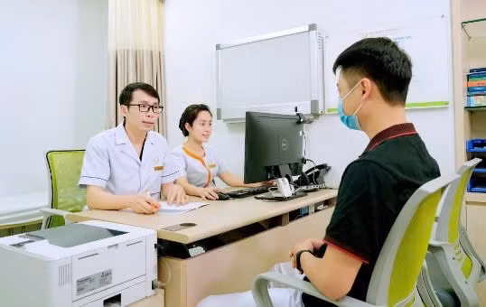 Bác sĩ đang tư vấn cho một trường hợp vô sinh nam do mắc hội chứng Klinefelter