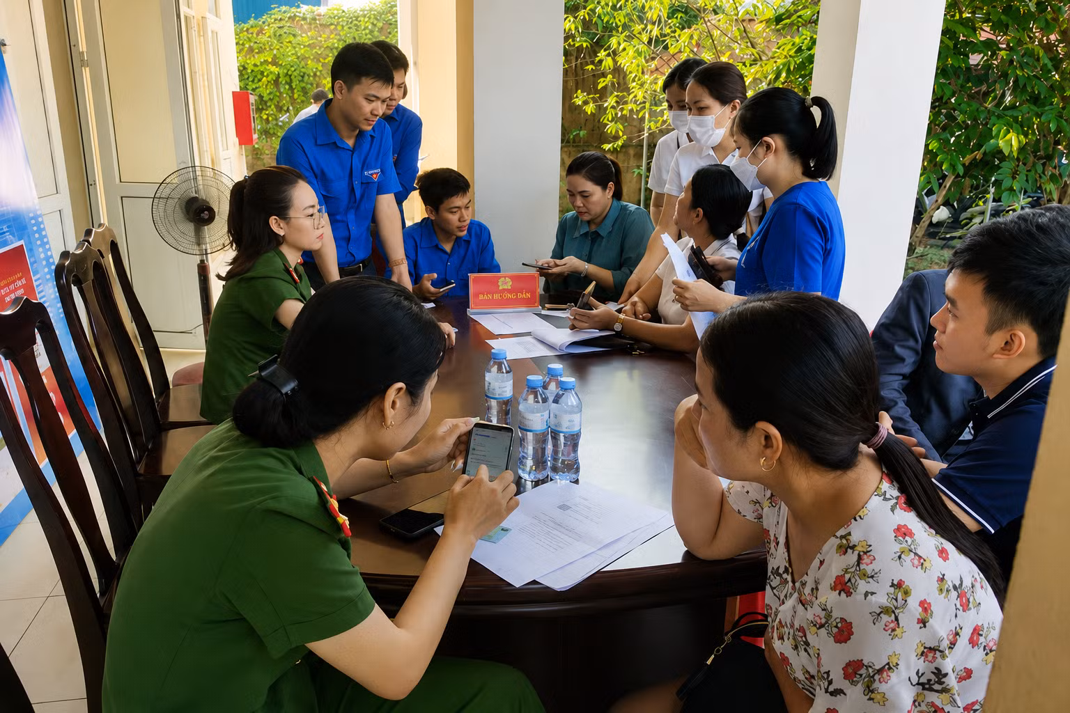 Công an xã hướng dẫn bà con tránh bị lừa đảo trên không gian mạng.