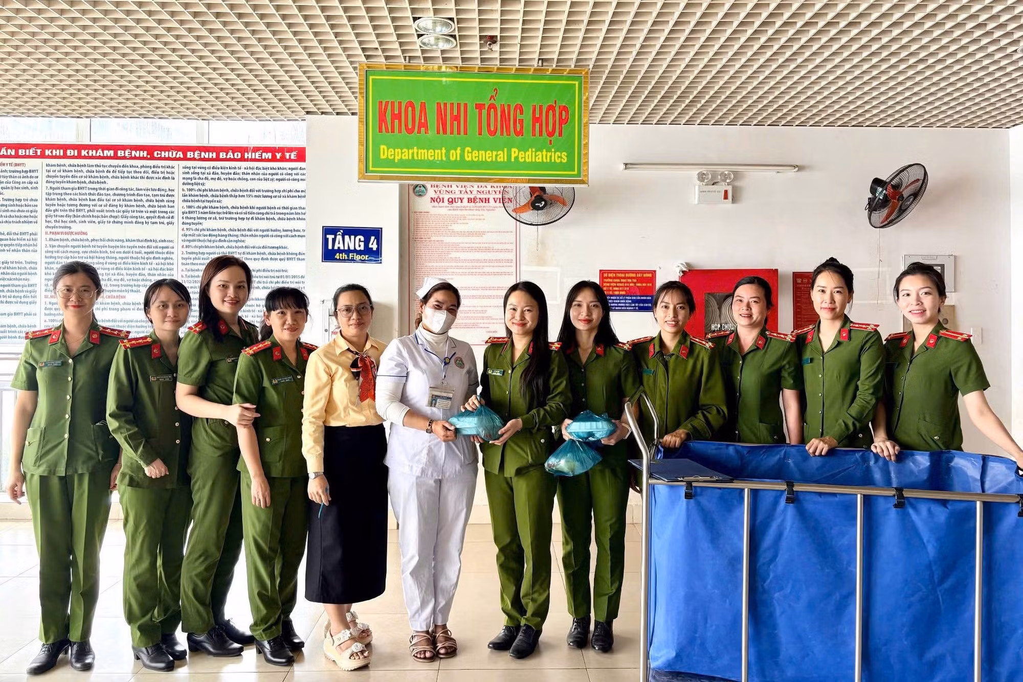 Thượng úy Thiên Thư cùng các chị em phụ nữ công an tổ chức trao cơm từ thiện tại bệnh viện