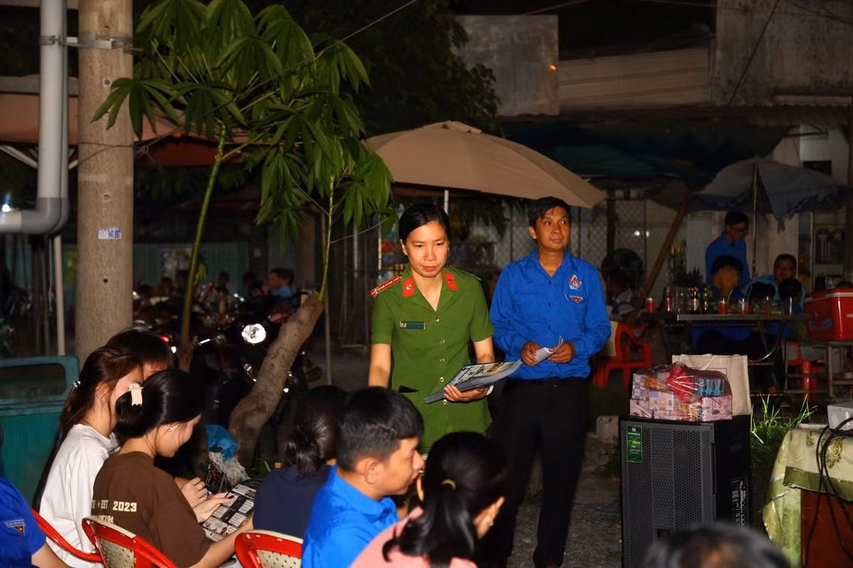 Công an xã Phước Thạnh phát tờ rơi tuyên truyền nói không với cá độ bóng đá đến từng cơ sở kinh doanh