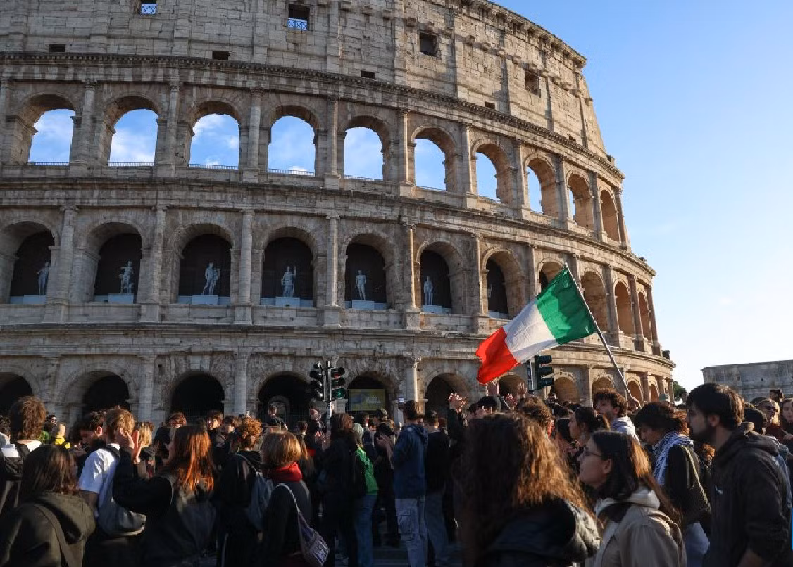 Tuần hành phản đối chiến tranh cạnh đấu trường Colosseum ở Rome, Italy, ngày 24/10/2026. Ảnh: Xinhua