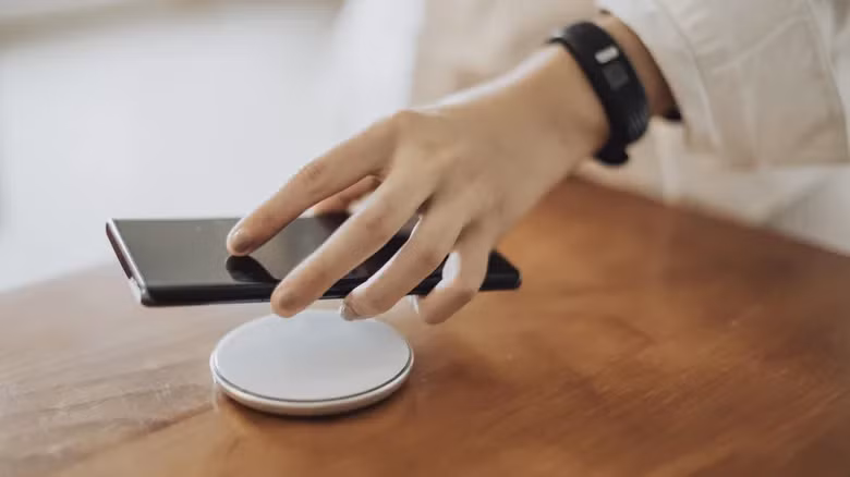 Loại bỏ dây cáp với sạc không dây