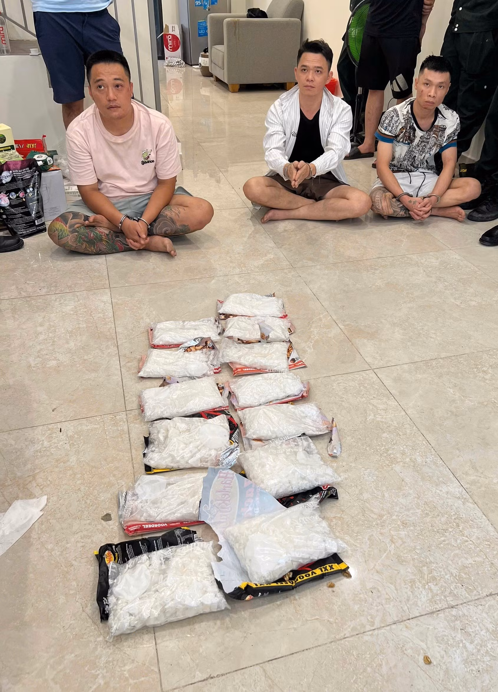 Các đối tượng bị bắt giữ tại tỉnh Hưng Yên cùng số ma túy tang vật