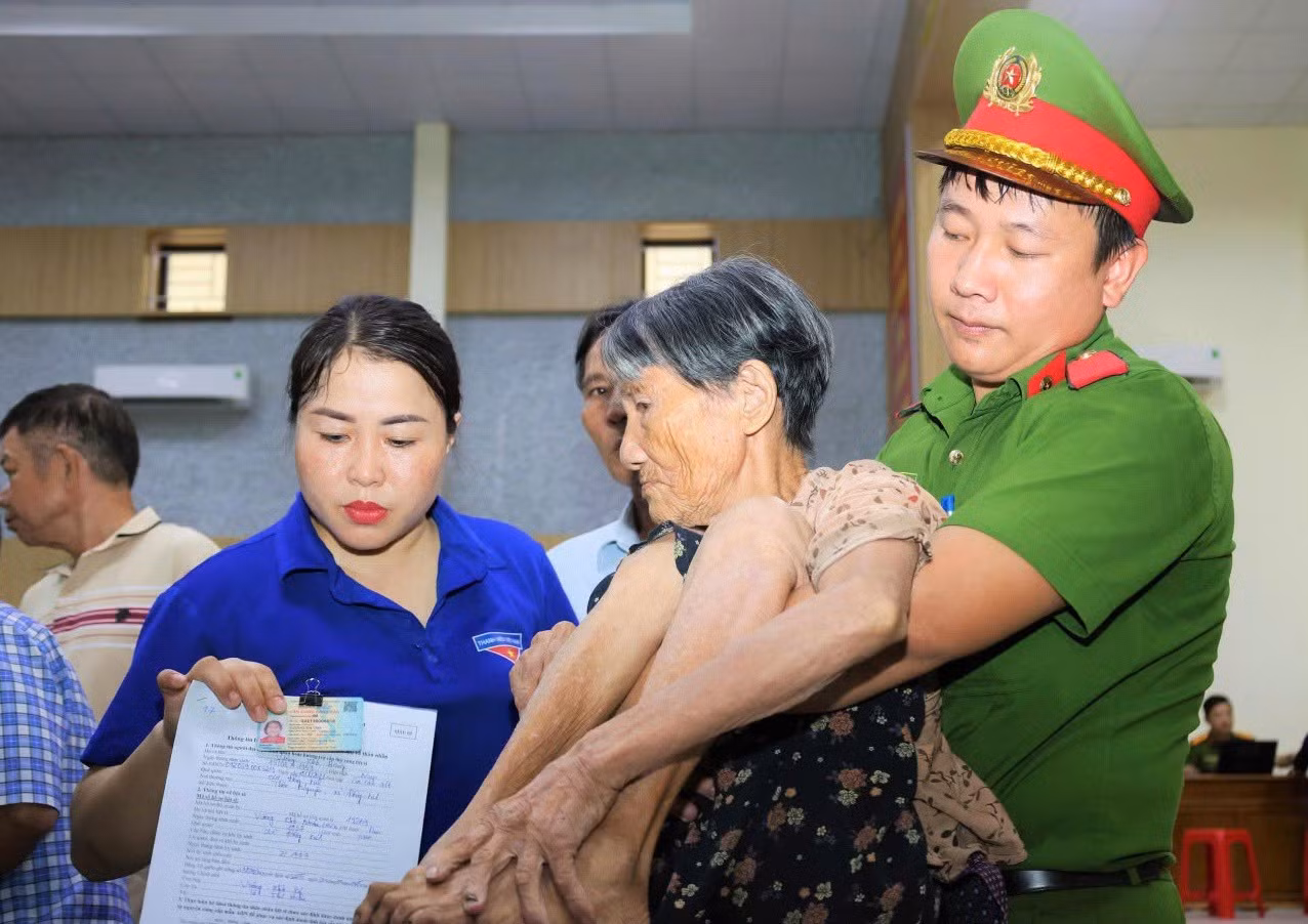 Lực lượng Công an hỗ trợ thân nhân liệt sĩ già yếu, bệnh tật lấy mẫu ADN