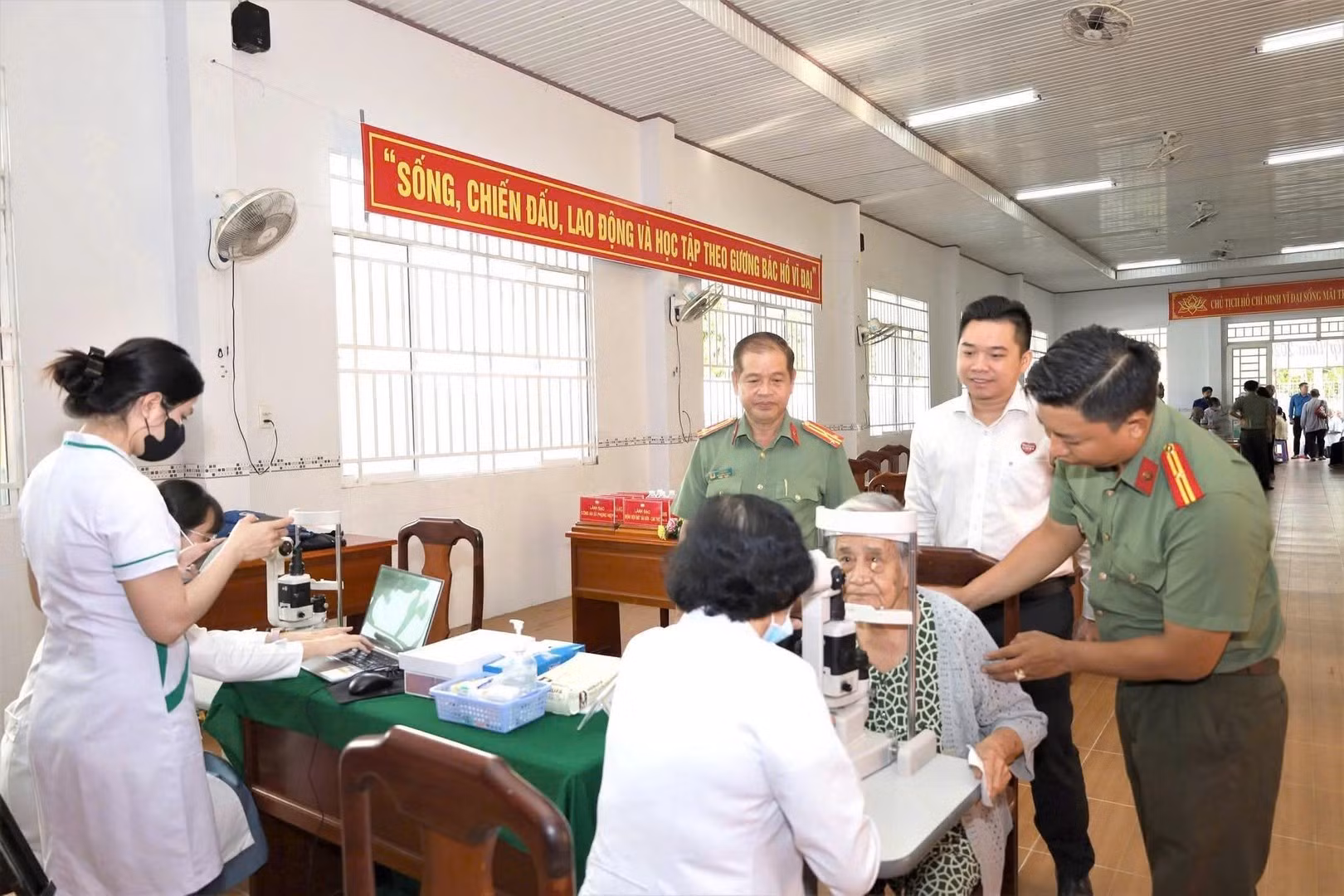 Công an TP Cần Thơ khám bệnh miễn phí cho người dân