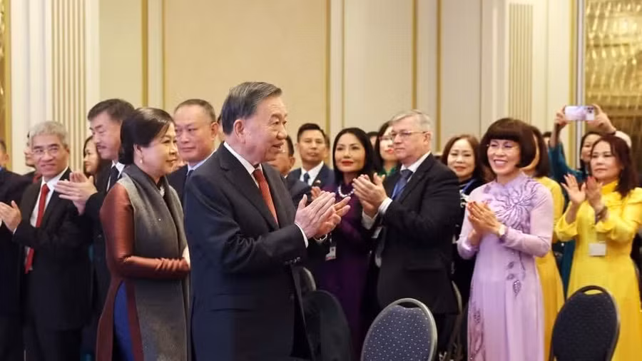 Tổng Bí thư, Chủ tịch nước Tô Lâm gặp gỡ cán bộ, nhân viên Cơ quan đại diện Việt Nam tại Bỉ và đại diện cộng đồng người Việt Nam tại châu Âu