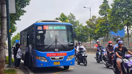 Xe buýt miễn phí đón khách trên đường Phạm Văn Đồng, TP Hồ Chí Minh.