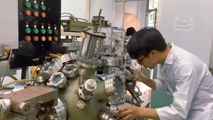 Đào tạo công nghệ bán dẫn tại một trường đại học ở TP Hồ Chí Minh.